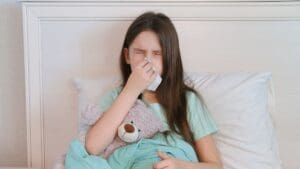 Dormir de cabelo molhado causa gripe em crianças?