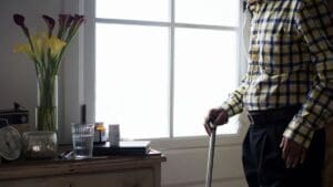 Quedas em idosos geram alto risco de traumatismo craniano