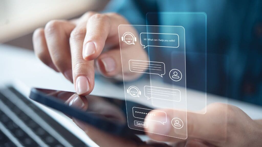 homem-com-celular-na-mao-interagindo-com-sistema-de-chatbot-de-atendimento-ao-cliente-shutterstock