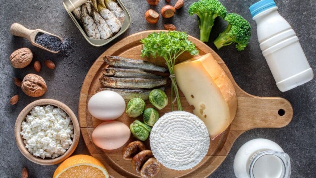 mesa-com-varios-alimentos-ricos-em-calcio-shutterstock