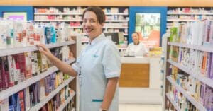 Raia e Drogasil abrem mais de mil vagas para atendente de farmácia