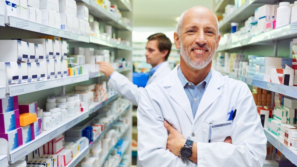 farmaceutico-homem-branco-de-bracos-cruzados-e-sorrindo-na-farmacia-shutterstock