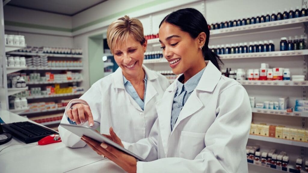 duas-farmaceuticas-conversando-e-olhando-tablet-na-farmacia-shutterstock