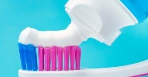 Anvisa volta a interditar creme dental da Colgate