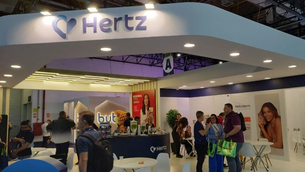 estande-da-hertz-no-conexao-farma-2025