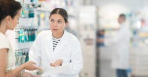 CFM entra com ação contra norma que autoriza farmacêuticos prescreverem medicamentos