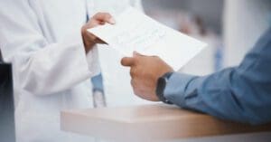 Polêmica sobre autorização para farmacêuticos prescreverem medicamentos chega ao Congresso