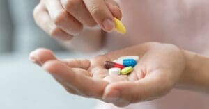 Farmacêutica da USP alerta sobre os riscos da automedicação