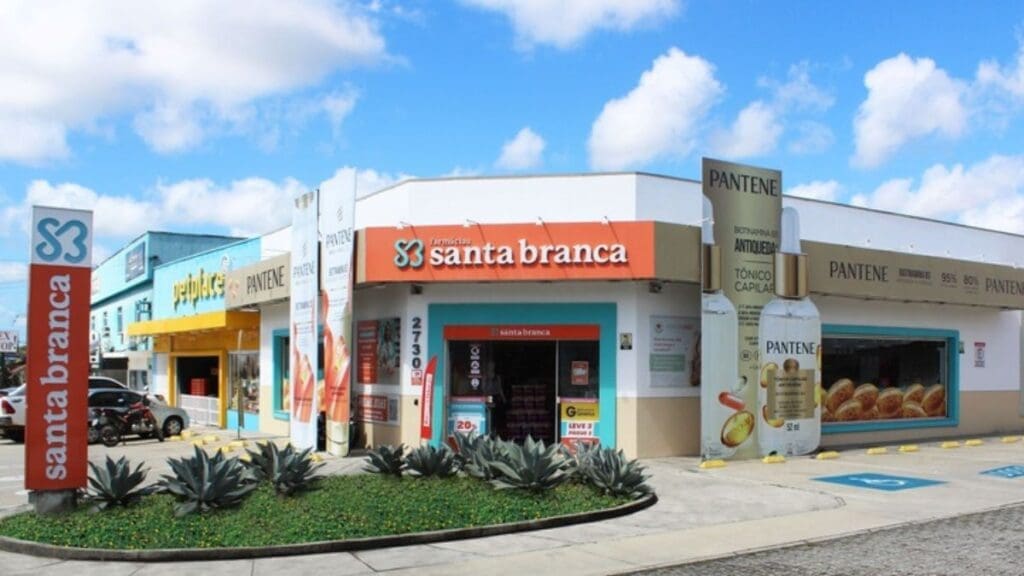 fachada-da-loja-da-farmacia-santa-branca-no-ceara-com-ativacao-da-pantene-pg-divulgacao