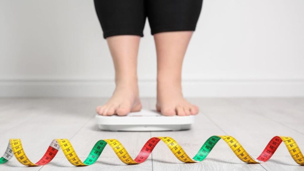 mulher-branca-com-sobrepeso-obesidade-usando-balanca-shutterstock