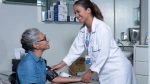 Hipertensão: Pague Menos faz ação gratuita de aferição de pressão arterial