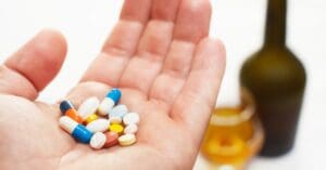 Por que não pode misturar álcool com remédios?