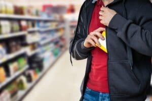 Furtos desafiam farmácias a equilibrar segurança e experiência do cliente