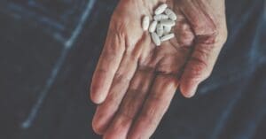 Uso de medicamentos crônicos cresce 9,4% entre adultos e idosos