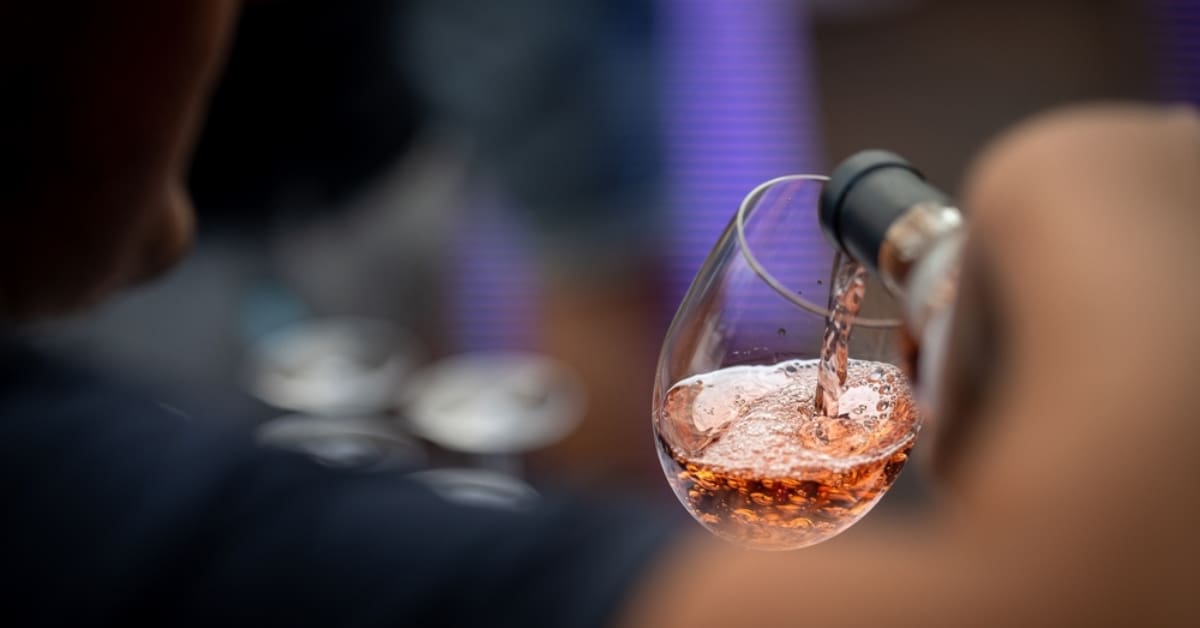 Conheça os efeitos de misturar álcool com medicamentos para emagrecer