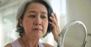 Como a menopausa afeta a saúde da pele, cabelos e unhas?