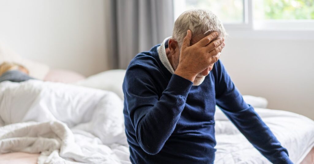 homem-branco-idoso-doente-tocando-a-cabeca