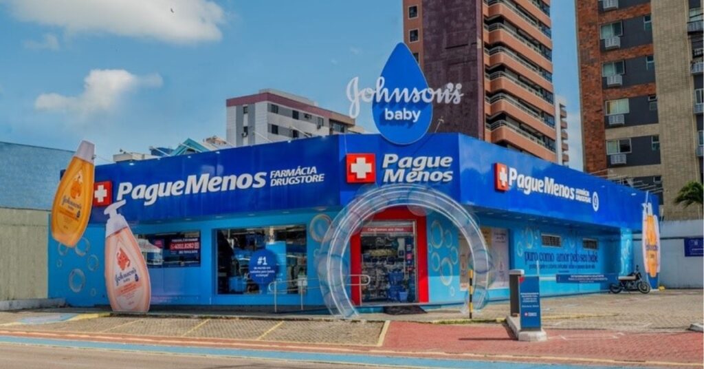 Pague-Menos-envelopa-loja-com-Johnson’s®-Baby