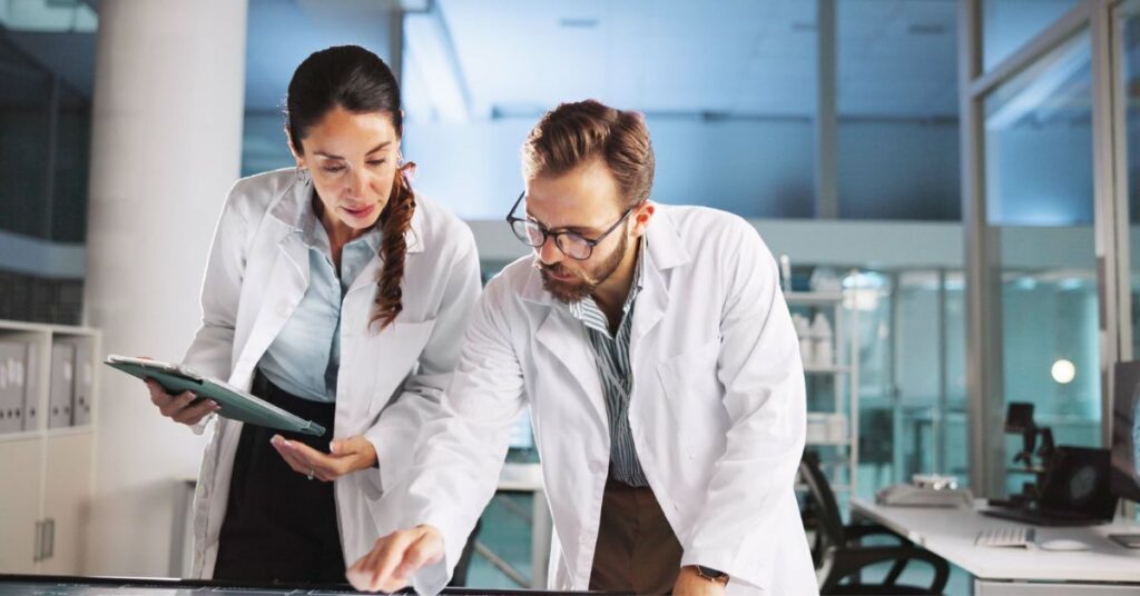 cientistas-em-reuniao-de-pesquisa-clinica-inovacao