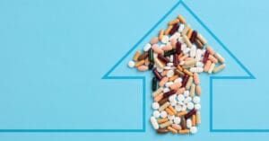 comprimidos-e-capsulas-organizandos-em-uma-seta-para-cima-conceito-crescimento-mercado-farmaceutico