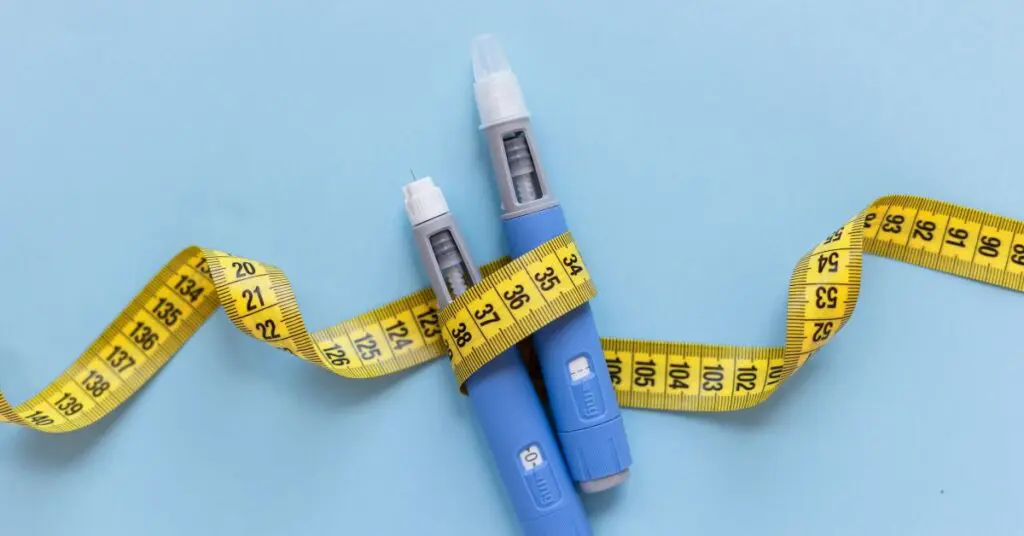 duas-canetas-emagrecedoras-com-fita-metrica-ao-redor