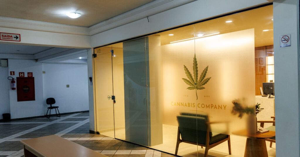 fachada-da-farmacia-cannabis-company-em-curitiba-credito-diego-cagnato
