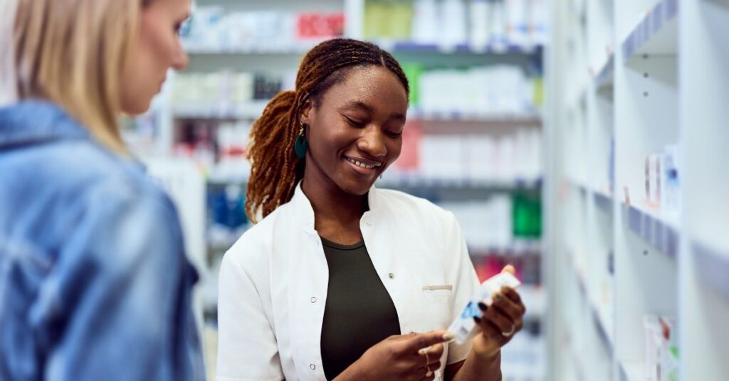 farmaceutica-ajudando-um-cliente-na-farmacia-com-opcoes-de-medicamento-saude-bem-estar
