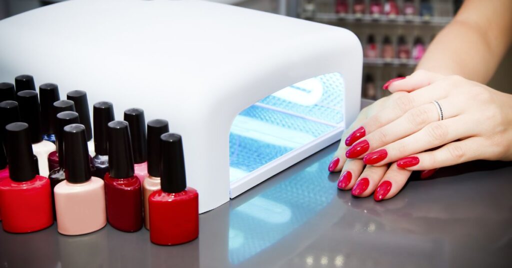 maos-femininas-com-esmalte-vermelho-em-salao-de-beleza-esmalte-em-gel