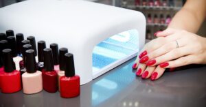 Sociedade Brasileira de Dermatologia alerta para riscos de esmaltes em gel