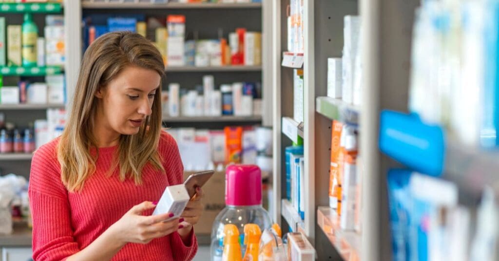 mulher-branca-escolhendo-produtos-na-farmacia