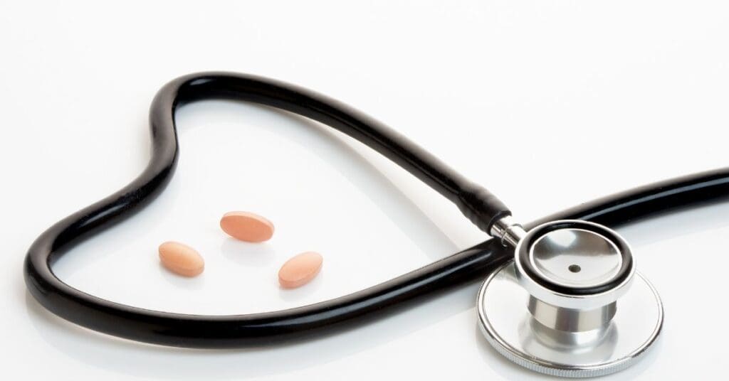comprimidos-de-estatina-com-estetoscopio-formando-um-desenho-de-coracao
