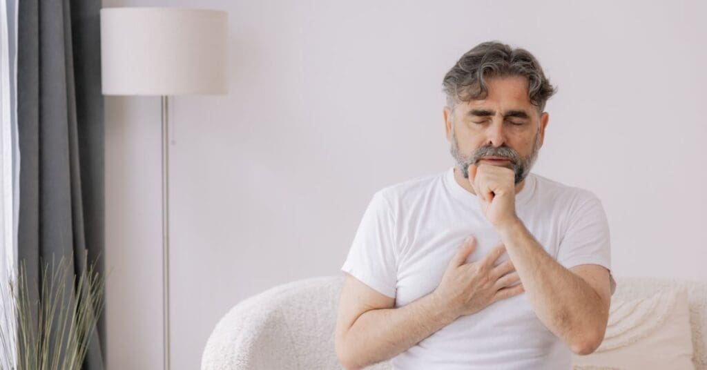 homem-branco-idoso-tossindo-conceito-doencas-respiratorias-dpoc-bronquite-enfisema-asma