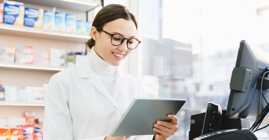 farmaceutica-usando-tablet-na-farmacia-conceito-tecnologia-dados-inovacao