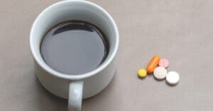 Quais medicamentos não podem ser misturados com café? Veja lista