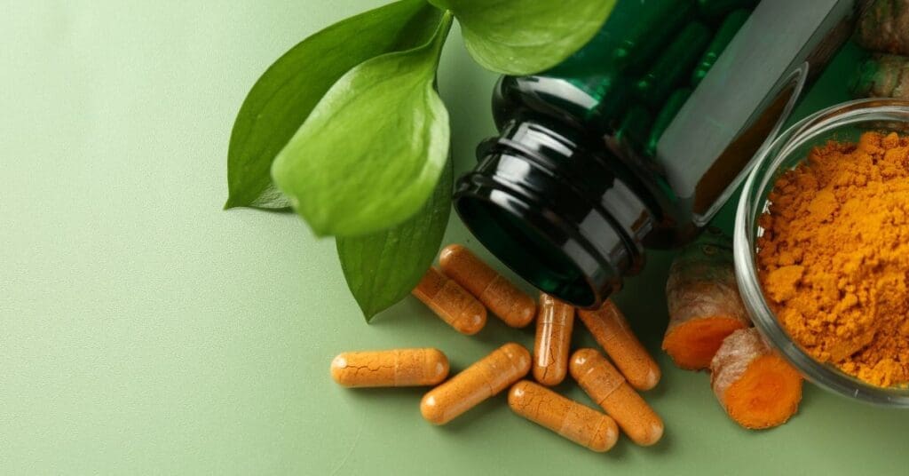 Nova regra estabelece faixa segura de consumo para compostos derivados da cúrcuma em suplementos, após alerta sobre risco raro ao fígado