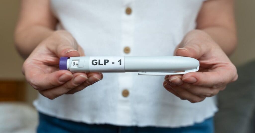 mulher-segurando-caneta-emagrecedora-medicamento-glp-1-tratamento-obesidade-diabetes
