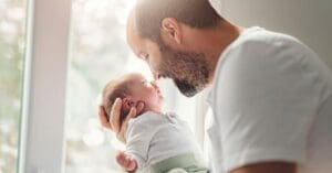 Licença-paternidade: nova regra exige planejamento nas farmácias