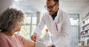 Enquanto o Brasil debate escopo, Canadá amplia prescrição farmacêutica
