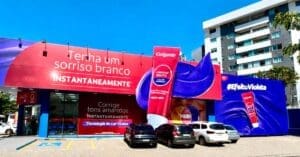 Farmácia Independente recebe ativação de Colgate Luminous White Color Correct