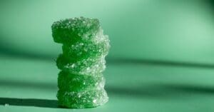 Gummies e cápsulas de cannabis ganham espaço entre idosos, diz estudo
