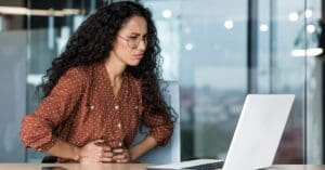 6 em 10 mulheres no Brasil já deixaram de trabalhar por sintomas menstruais