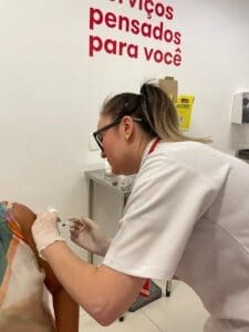 aplicacao-da-vacina-da-gripe-na-rd-saude-raia-drogasil