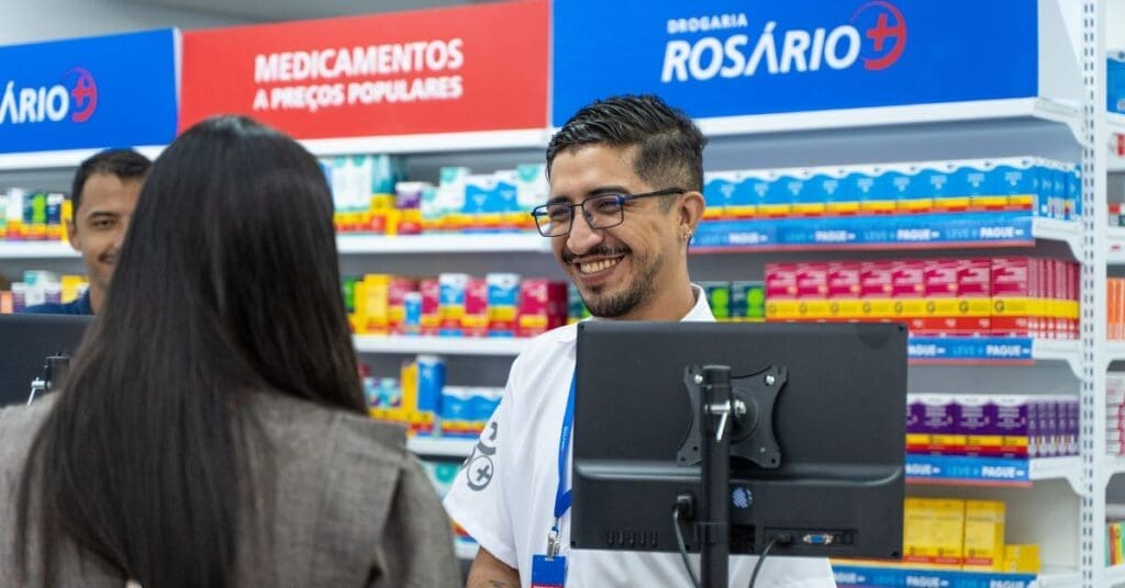 atendente-da-drogaria-rosario-recebendo-consumidor