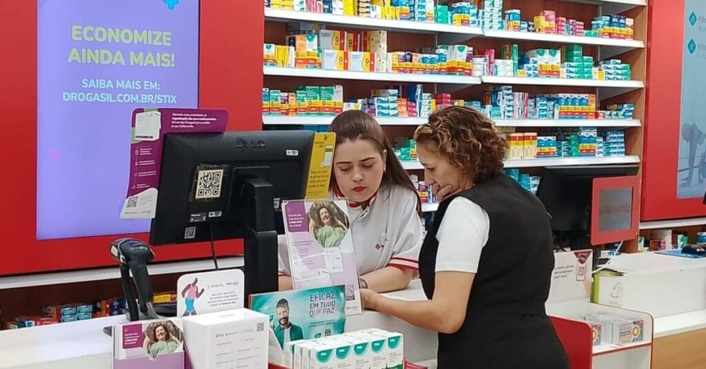 farmaceutico-da-drogasil-no-balcao-atendendo-cliente