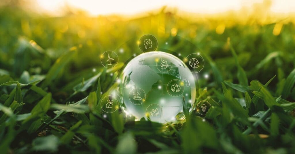 globo-de-vidro-sobre-grama-verde- rodeado-por-simbolos-energia-limpa-ambiental-economico-social-esg-sustentabilidade
