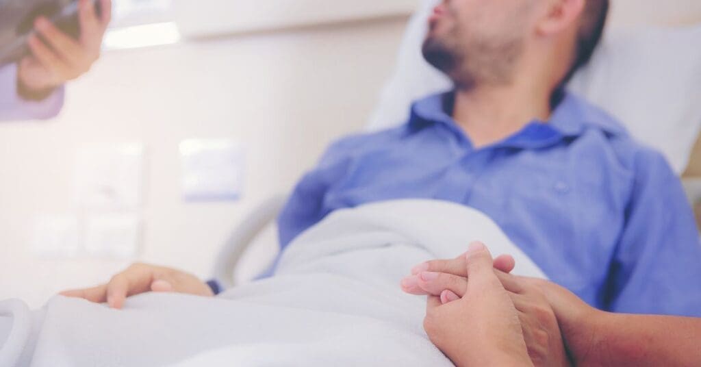 medico-conversa-com-paciente-cuidados-paliativos