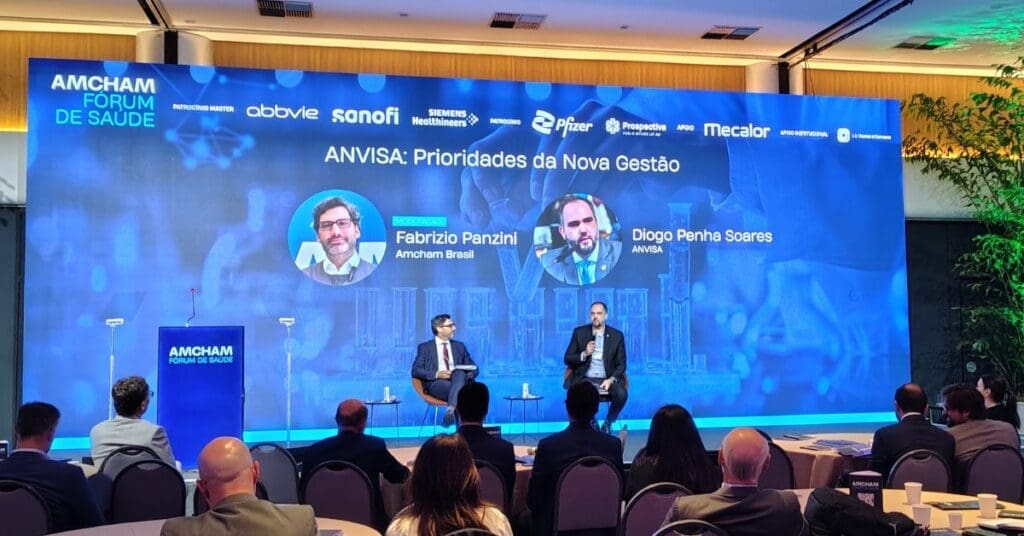 diretor-presidente-adjunto-da-Anvisa-diogo-penha-soares-em-evento-da-amcham-brasil-julho-2026
