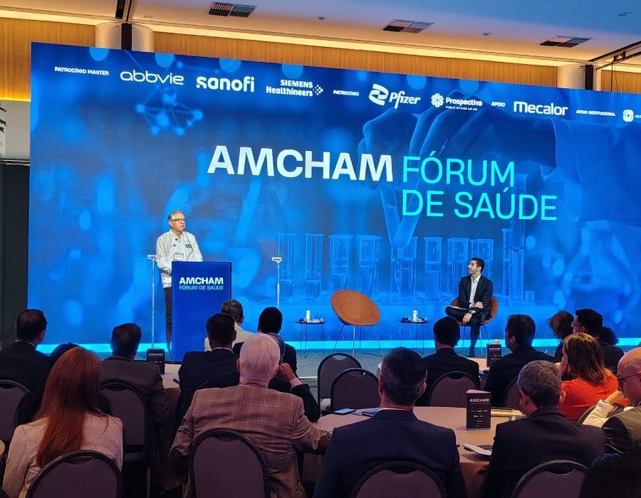 ministro-da-saude-alexandre-padilha-e-abrao-neto-presidente-da-amcham-brasil-durante-forum-de-saude-amcham-julho-2026