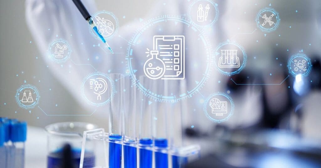 pesquisador-pipetando-solucao- quimica-em-laboratorio-farmaceutico-com-icones-futuristas-conceito-pesquisa-clinica-inovacao